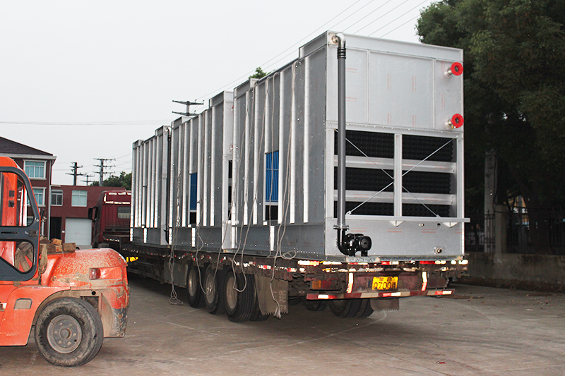 30T橫流式封閉式冷卻塔發貨現場 30T橫流式封閉式冷卻塔發貨現場